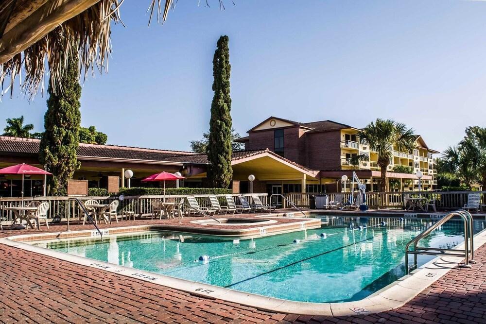Quality Inn And Suites Golf Resort North North Naples Exterior foto