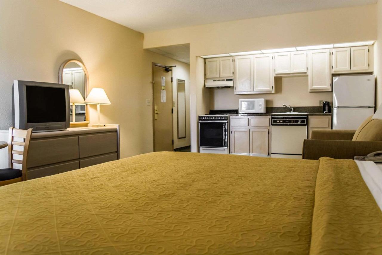 Quality Inn And Suites Golf Resort North North Naples Exterior foto